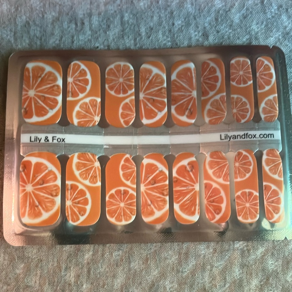 Lily and Fox Nail wraps
New & never opened Lasts
Lasts 10-14 days